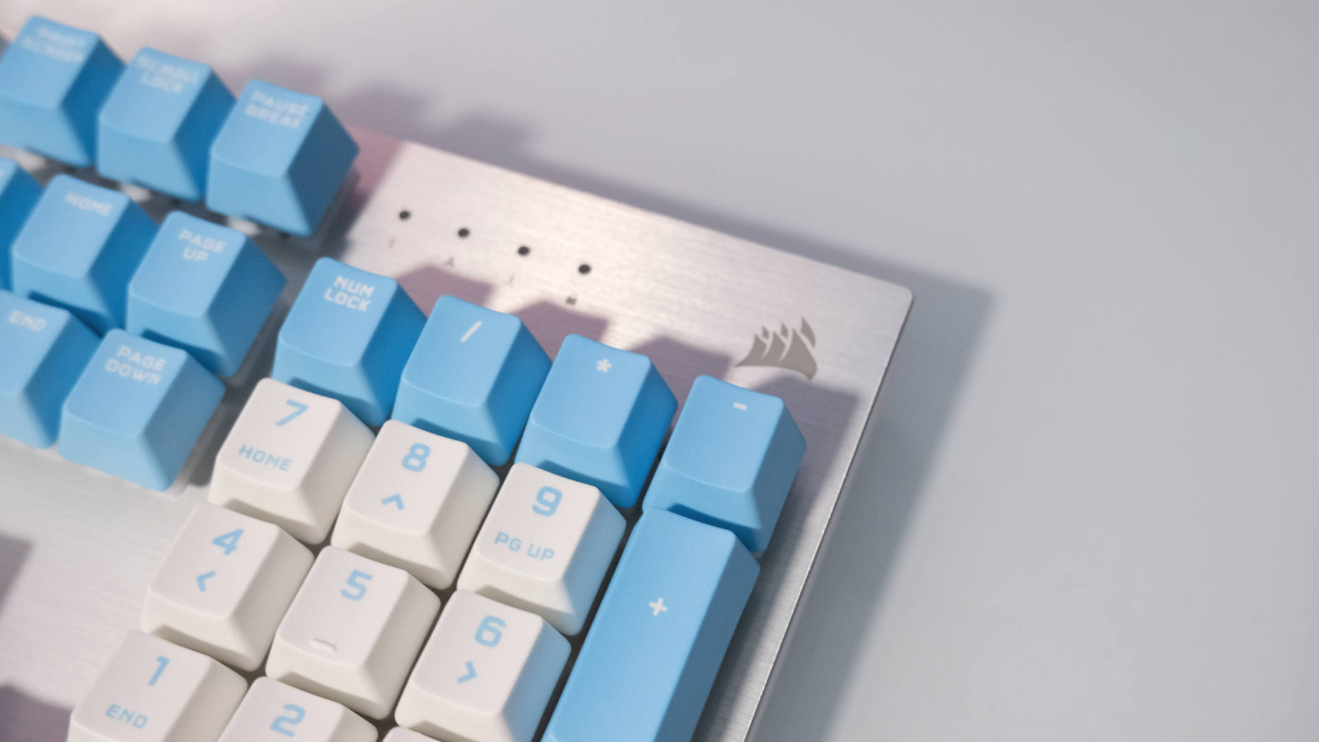 CHERRYMV轴用起来是什么样的体验？美商海盗船微甜之空RGB键盘