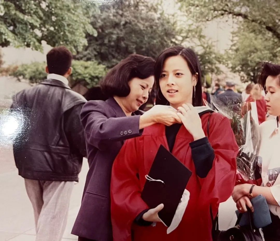 56岁泰国名媛：爱马仕随心背，带队打世界杯，还是泰王白月光？