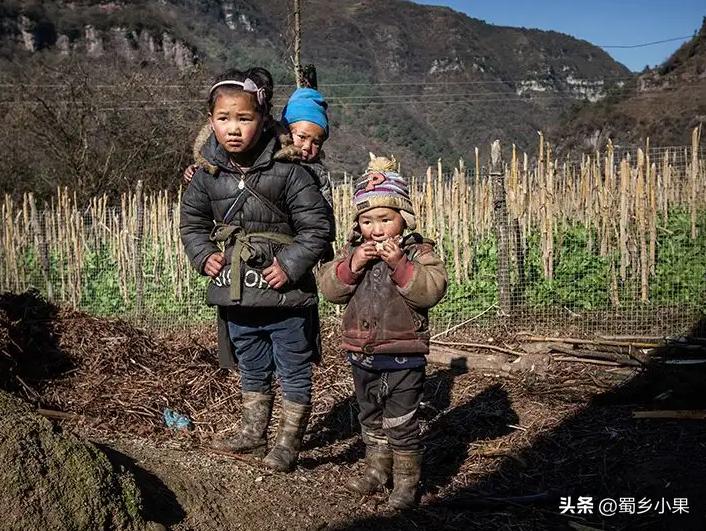 网红利用凉山彝族人“卖惨”，消费网友爱心，乱象该如何整治？