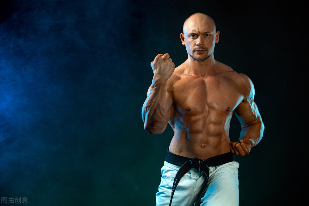 海外轶事：中国大叔打败跆拳道高手扬名俄小镇，娶小镇最美女孩