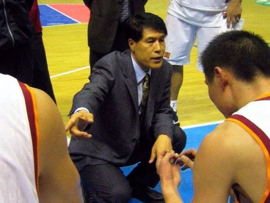 战胜巴西西班牙挺进四强,姚明带队的中国男篮