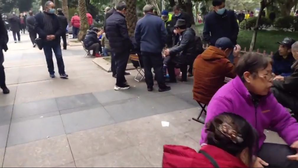 重庆江北著名的城市公园，地处闹市中心游人扎堆，打牌聊天好闹热