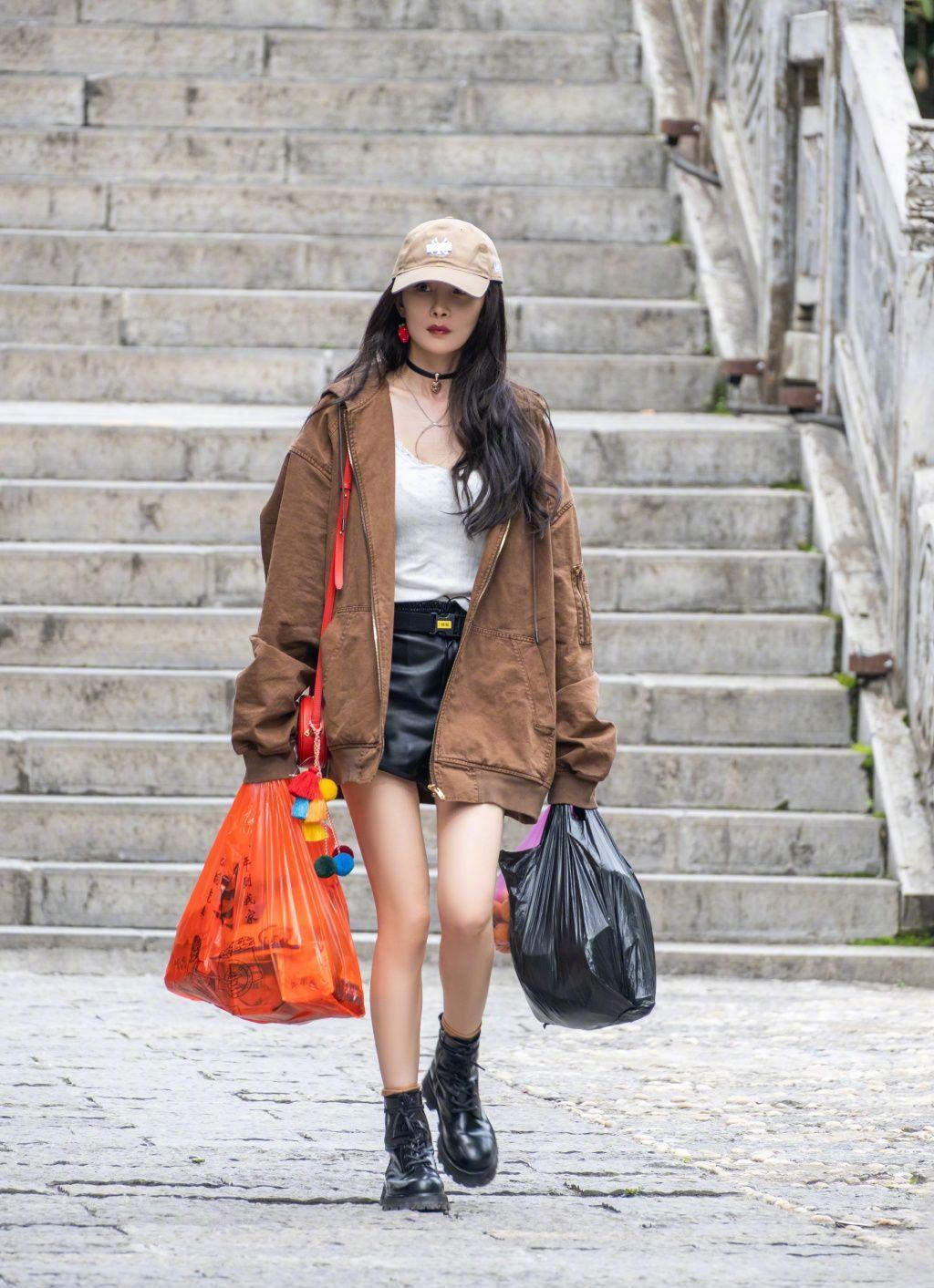 杨幂穿连体衣,杨幂穿连体花苞服