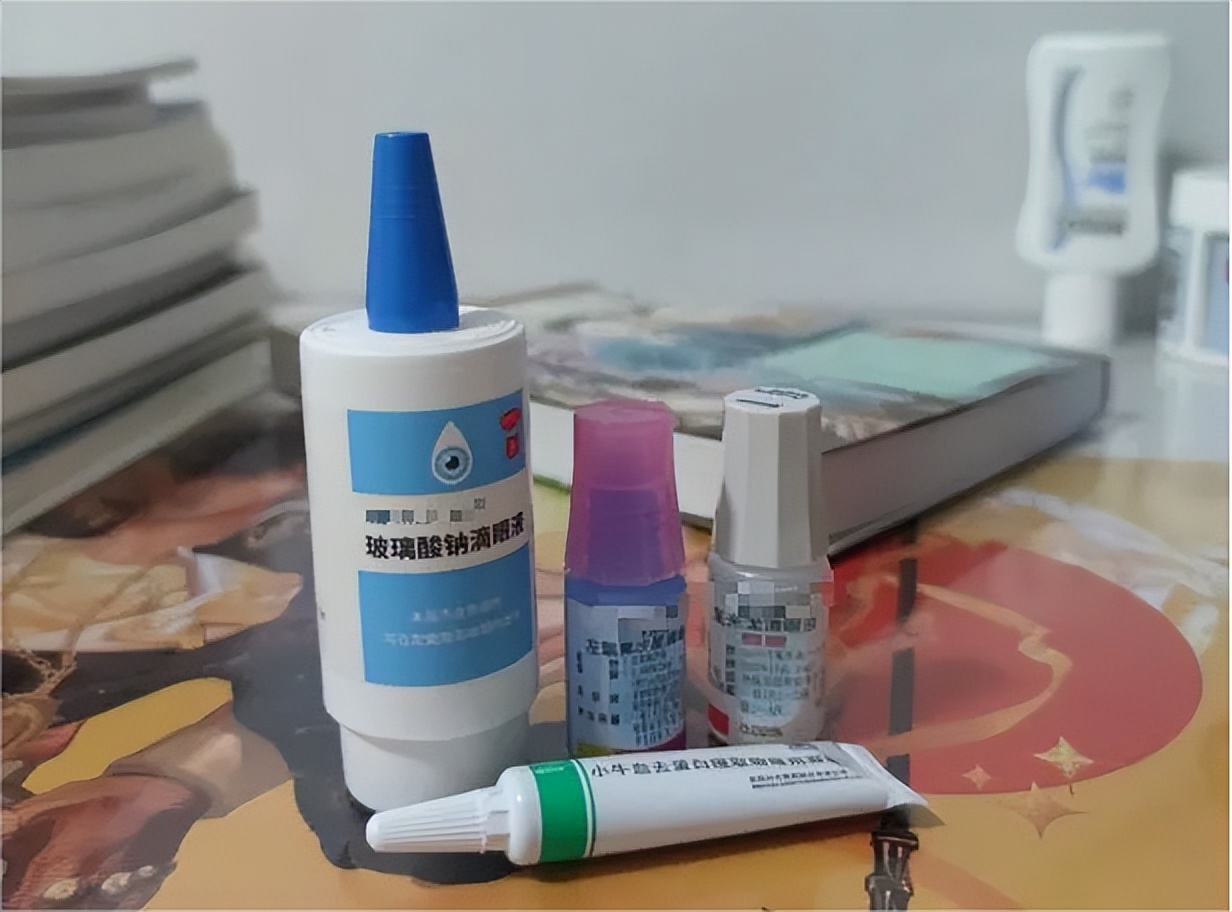 我看着手术刀往后躲，差点被医生揪着眼皮拉回去