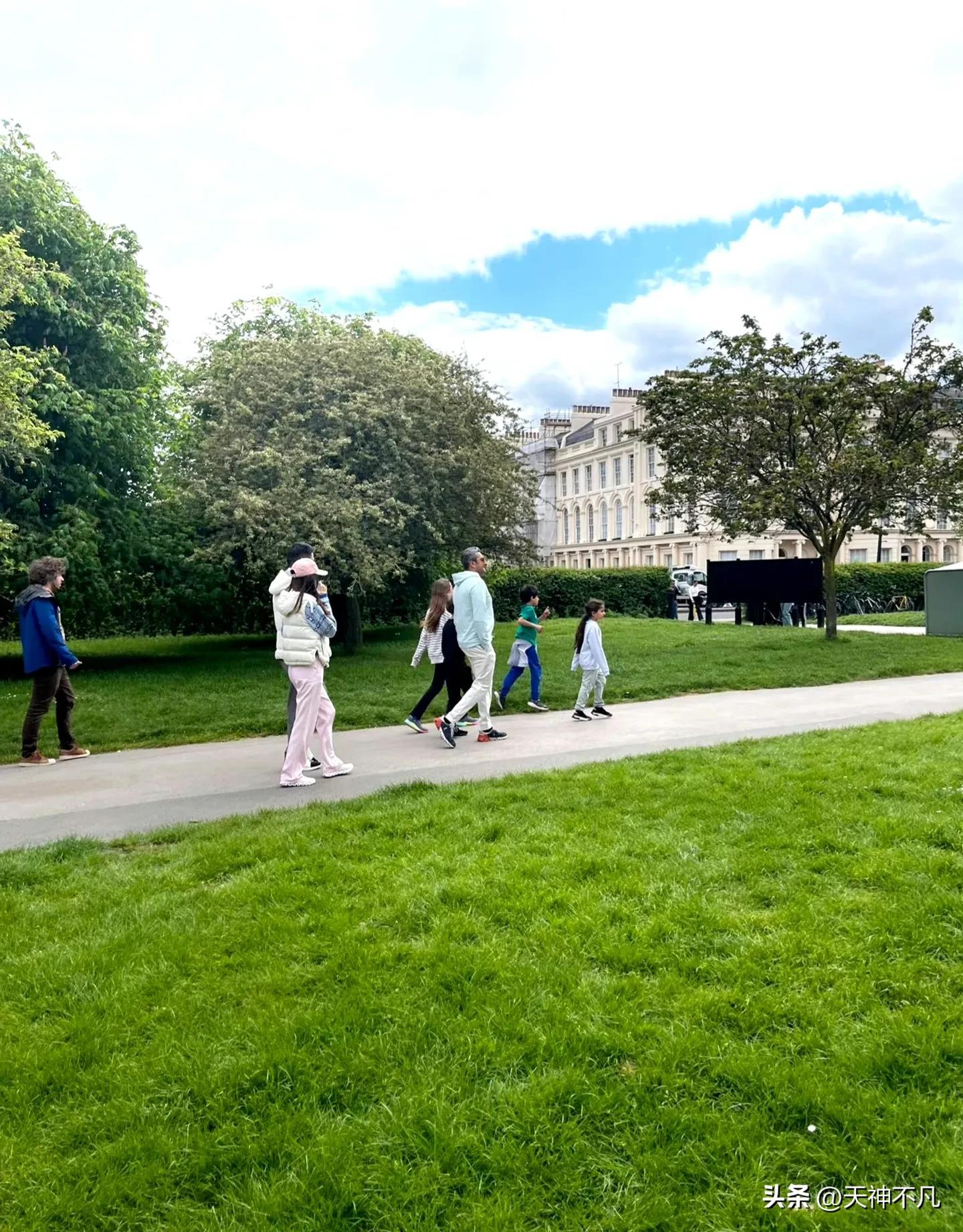 章泽天刘强东和朋友夫妻合影,刘强东章泽天英国皇室视频