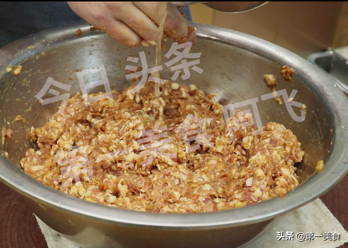 白菜馅挤水的正确方法,白菜饺子不要肉怎么做