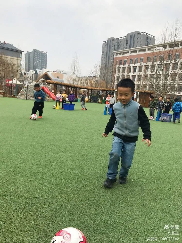 香蕉哥哥，一起动起来吧！奎文区实验幼儿园让更多的孩子逐梦绿茵