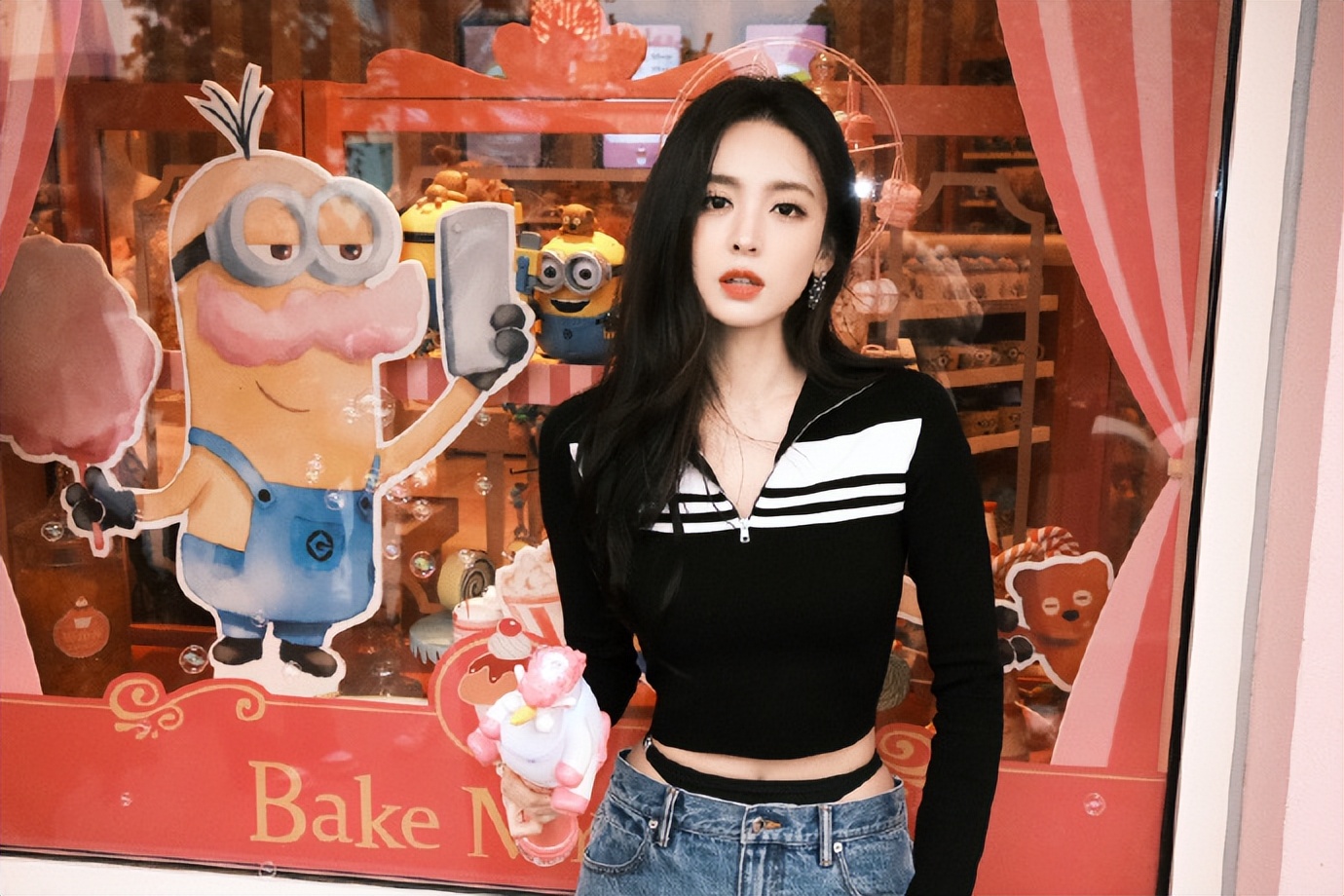 她穿紧身超短裙被骂18禁，手指狂飙4小时后，却让指挥家当场跪拜