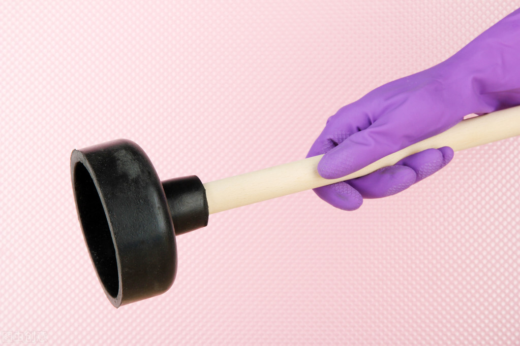 马桶堵了怎么办用塑料瓶,马桶被筷子卡住了怎么快速疏通