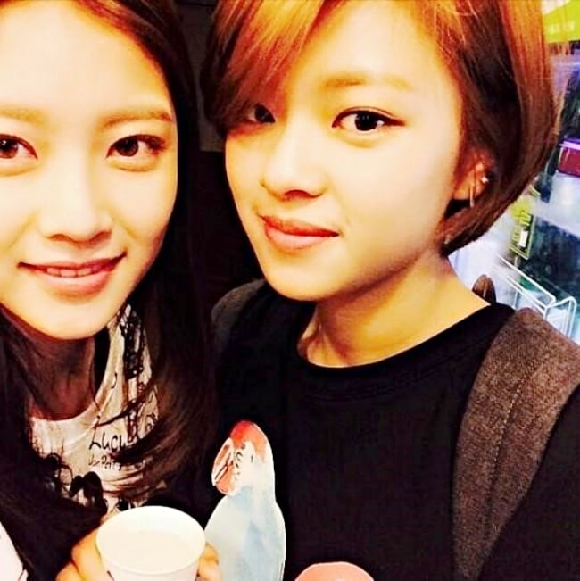 郑秀妍郑秀晶姐妹同台亲密,郑秀妍张俪cp