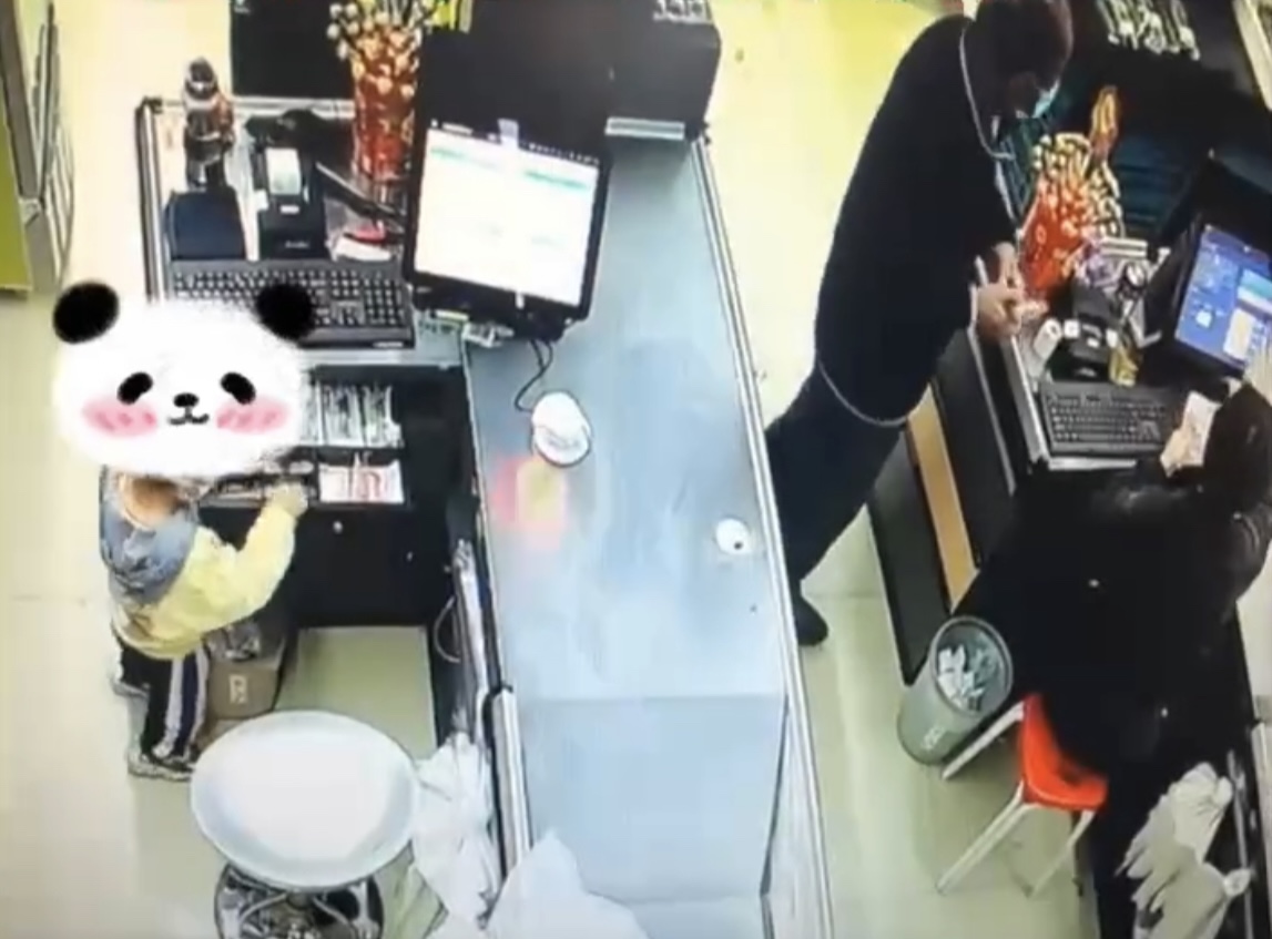超市发现孩子偷东西是否告诉家长,孩子在超市偷东西被家长发现