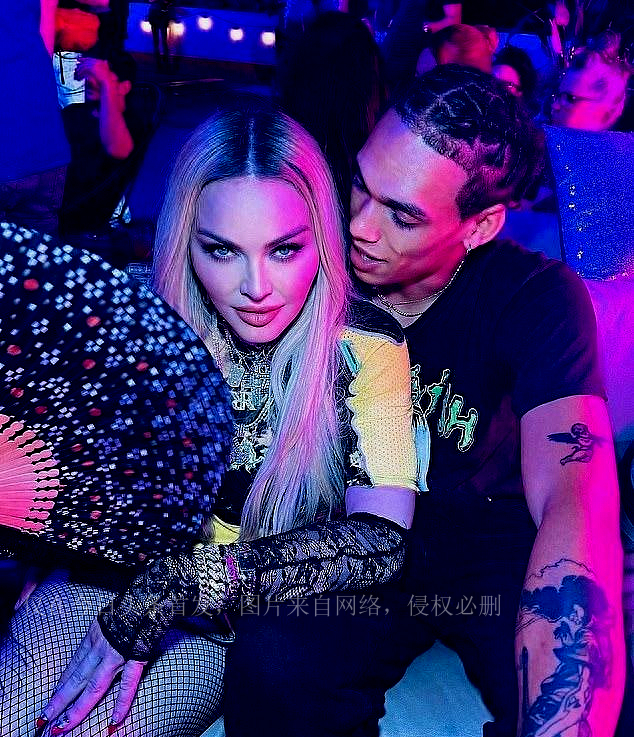 64岁麦当娜或恋上23岁黑人男模接吻又舔肚皮,还带到女儿生日宴