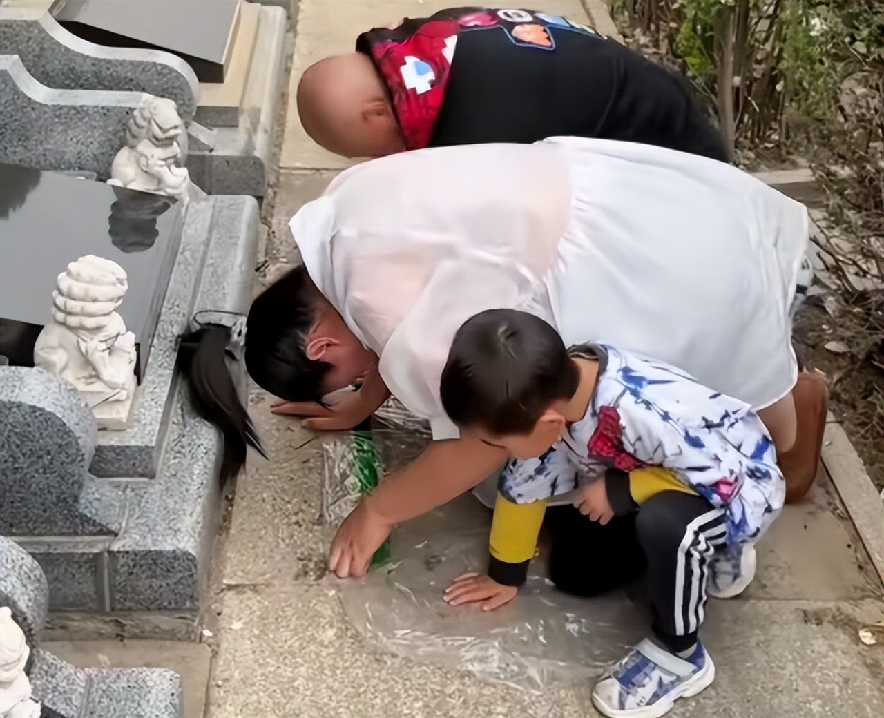 谢东携孕妻上坟引争议,60岁谢东携孕妻上坟引争议