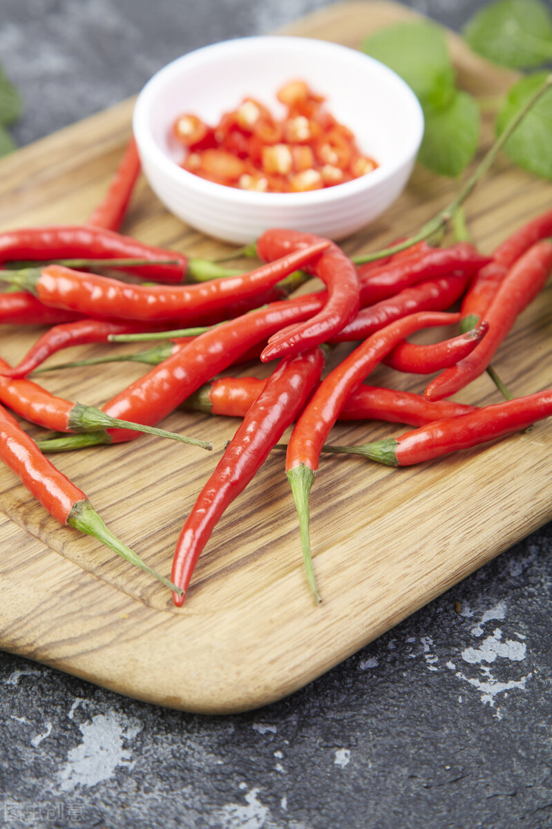 切辣椒辣眼睛怎么办最有效的方法,辣椒粘手如何解辣