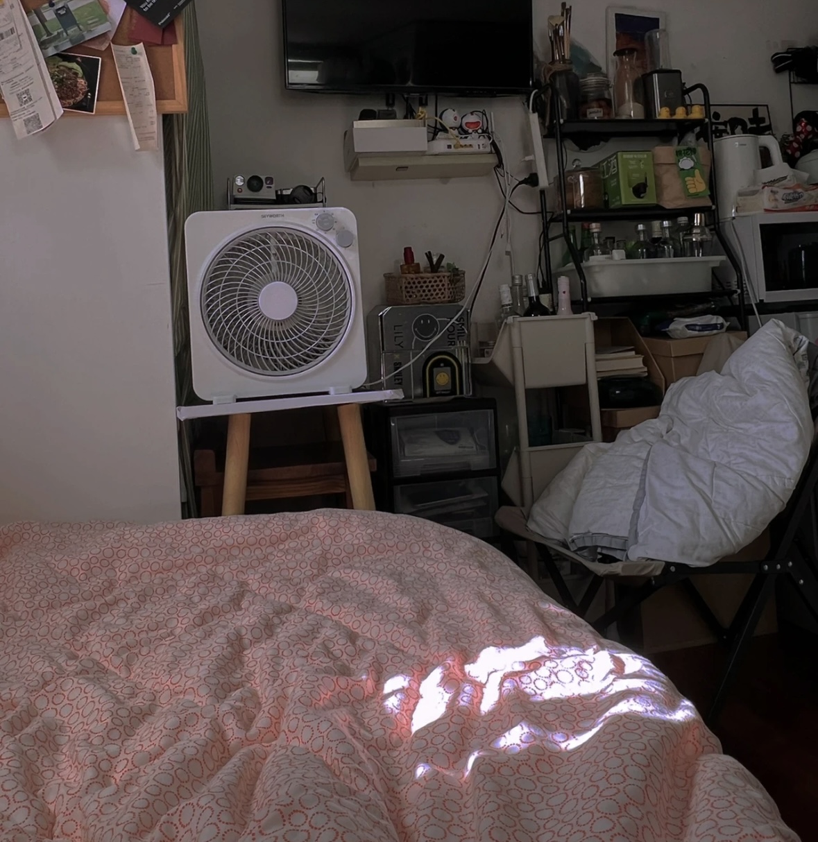 上海独居女生晒真实生活：总共8㎡，洗衣机当桌子，网友：窒息