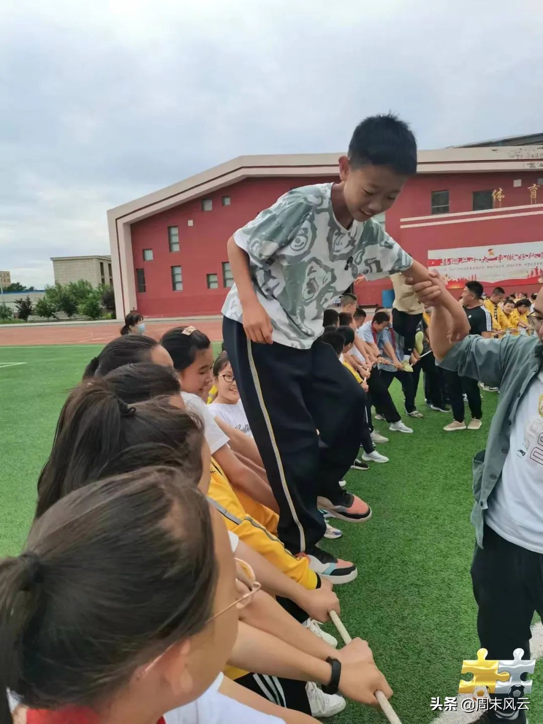 锡林浩特市第三小学体操表演,小学户外体育活动高年级