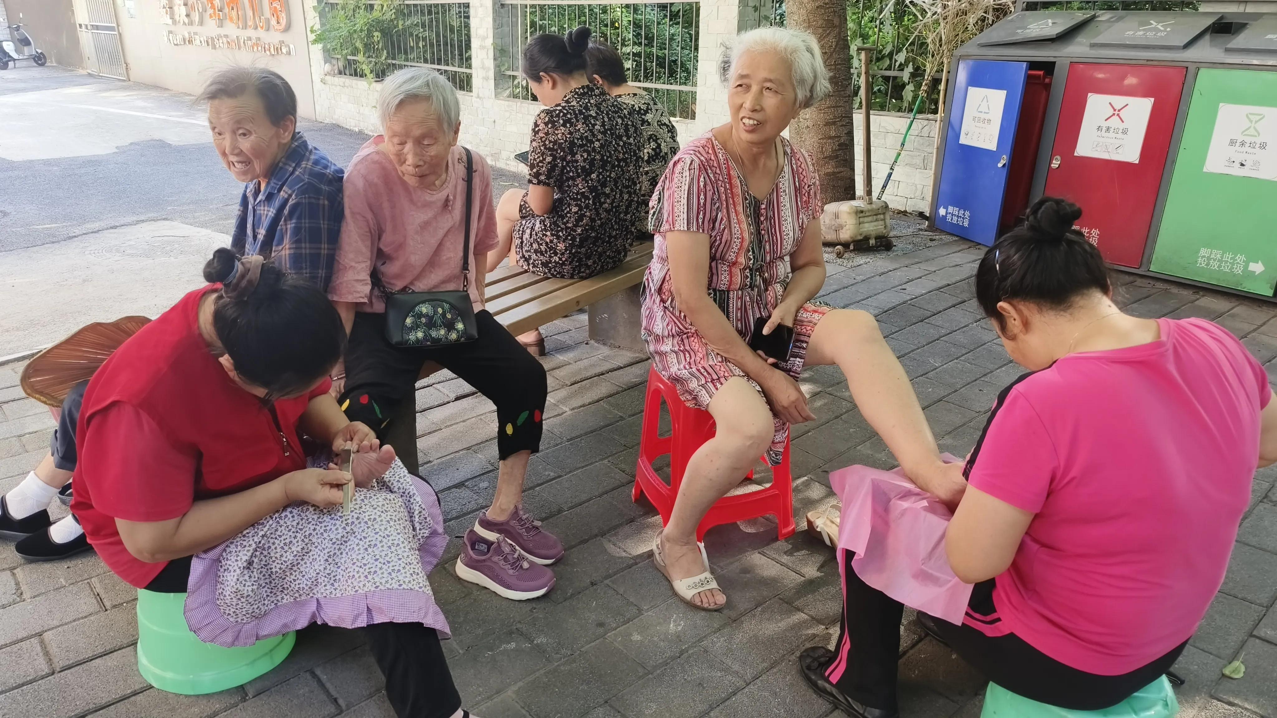 关爱老人修脚活动,关爱老人从脚开始