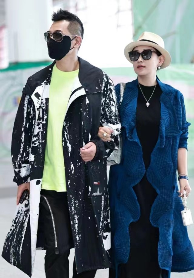 赵文卓陪老婆逛街,赵文卓妻子带儿女现身机场