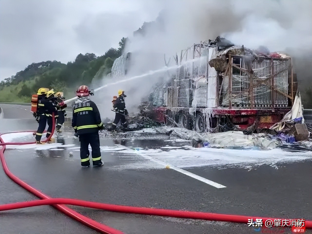 停放汽车自燃如何查起火原因,小车自燃怎么灭火