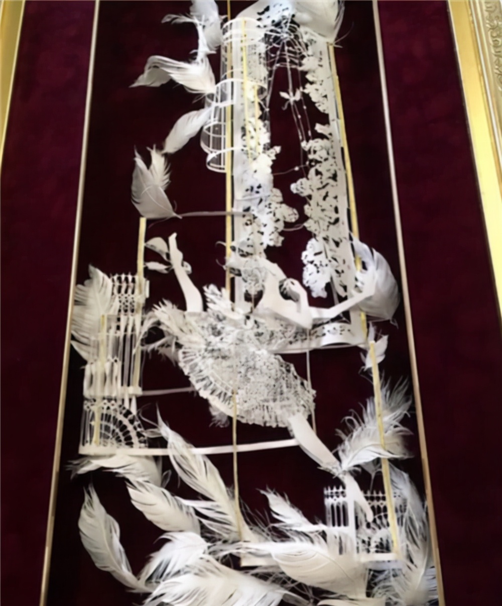 日本妹子把白纸刻成玻璃杯，连水珠都能看见，裸眼3D还能这么玩？