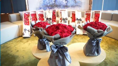 女神节致敬每一位最美巾帼英雄,铿锵玫瑰荣耀绽放致敬中国女兵