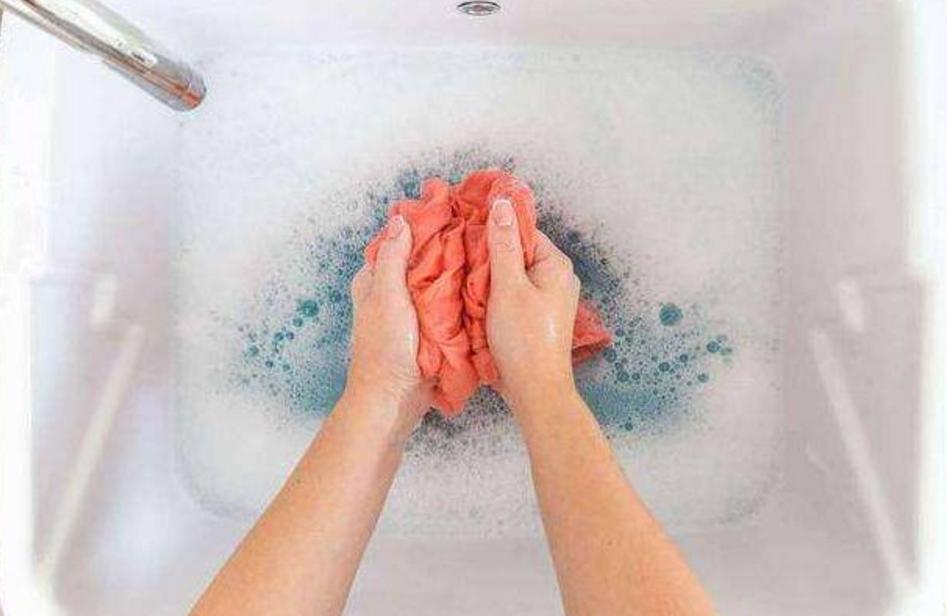 内裤好多分泌物代表什么,女性裤头总有异味怎么回事