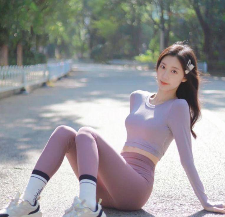 火爆时尚！明星茱莉亚身穿“瑜伽服”成时髦新宠，美感飙升又显瘦