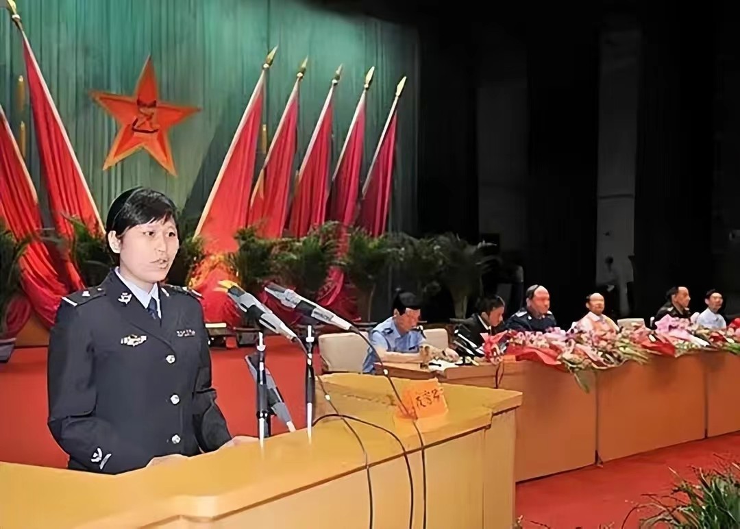 汶川地震喂奶民警现状,汶川废墟中的9个警察妈妈