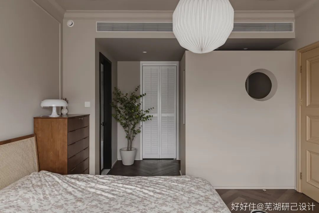 入户门正对次卧户型,长条户型进门对着次卧