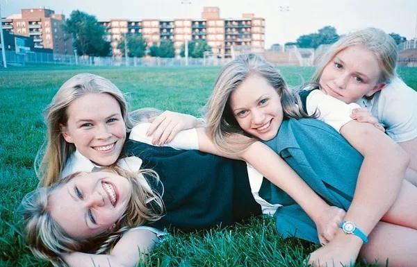 清未老照片：贵族奶娘哺乳小少爷，*女妓**在洋人怀里衣衫不整