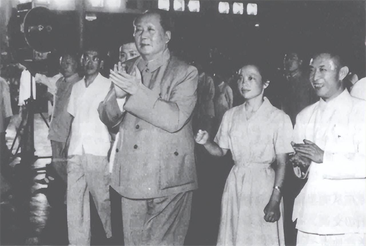 1959年人民大会堂落成，毛主席指着天花板笑问：这是谁的主意