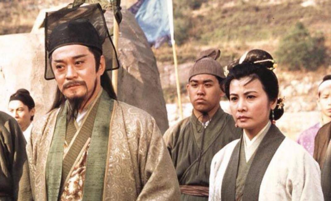 难怪宁中则会自杀，你看她被人轻薄时，躲在一旁的令狐冲干了啥？