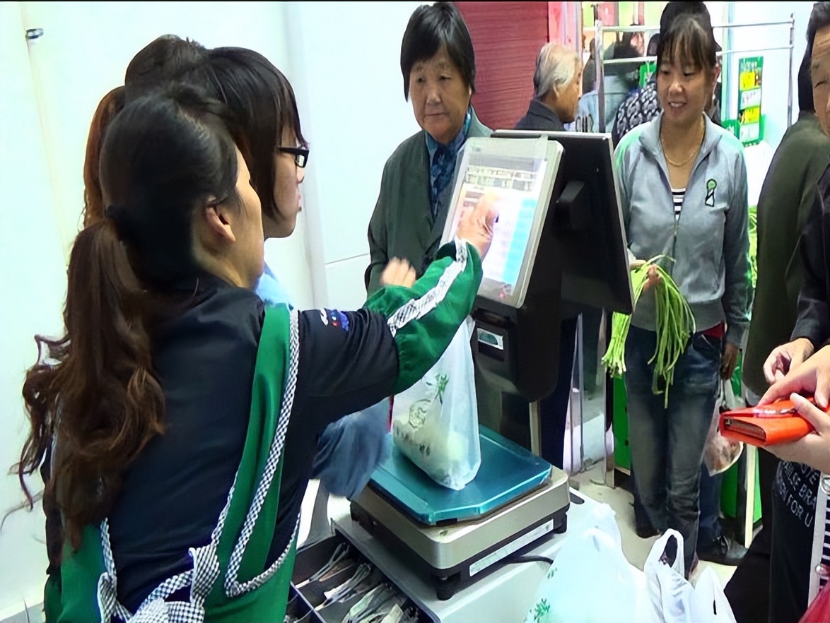 四川陈大爷因一毛钱，将收银员一拳“打成”七级伤残，被索赔39万