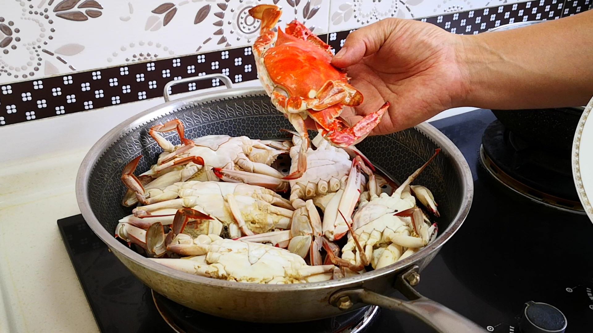 蒸螃蟹冷水下锅还是热水下锅,蒸螃蟹水开了蒸还是冷水蒸