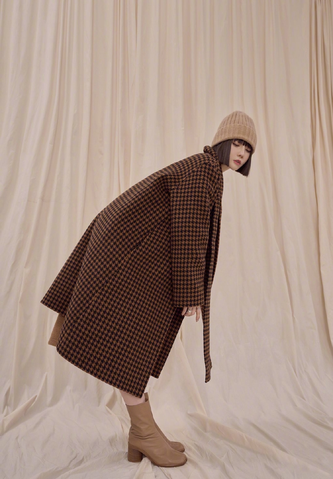 春季穿搭不用愁，千鸟格大衣高级穿搭，不会的照穿就好
