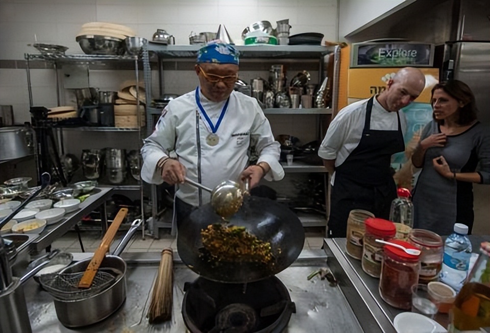 “不卖给中国人”，外国商店惊现离谱横幅，网友：白眼狼忘本！