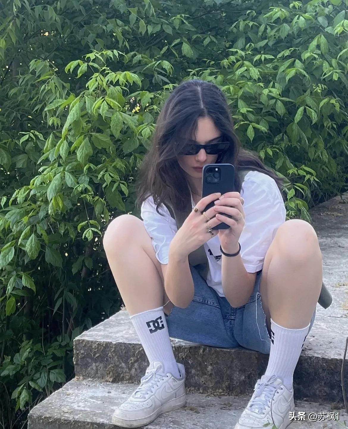 在我没有告诉你她爸妈是谁之前，你觉的她这张街拍美不美？