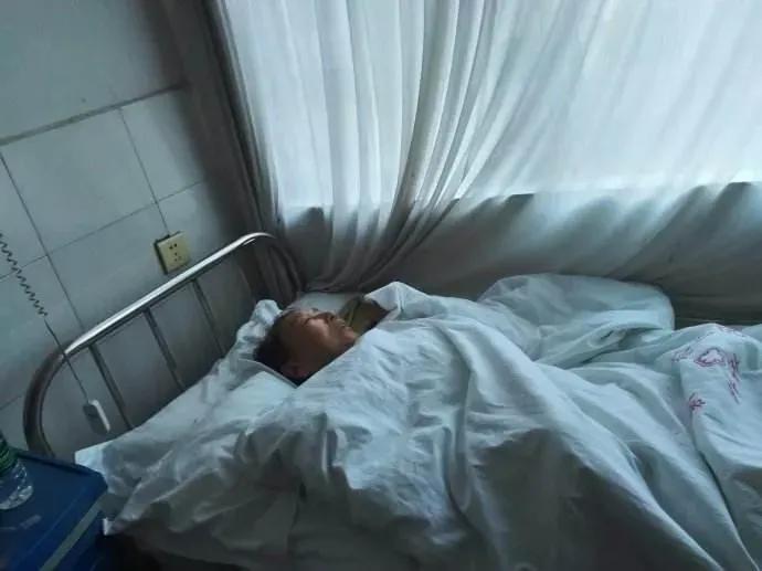 退休金8000，我中风住院，儿子替我端屎端尿，我却把遗产给了女儿