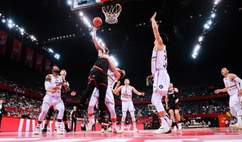 杨鸣的全场紧逼让杜锋吃不消,杨鸣朱芳雨比赛