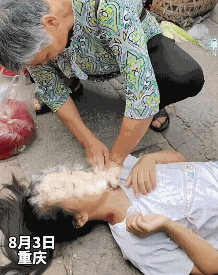 小女孩中暑晕倒,正能量路人营救中暑晕倒抽搐儿童