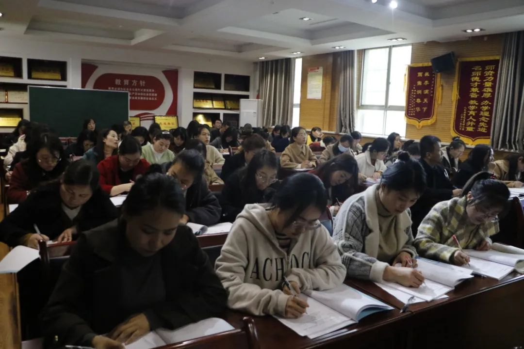 中小学课题研究培训简报,组织开展小课题研究和微课培训