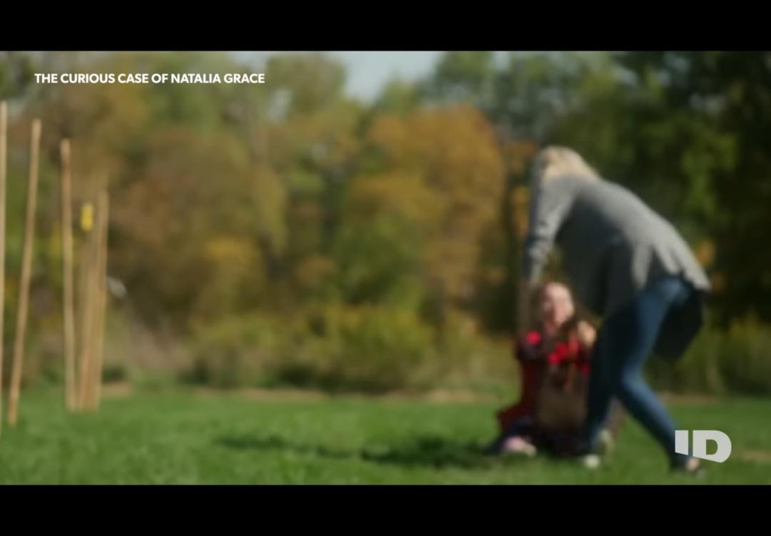 夫妇好心收养6岁女孩，发现竟是20岁侏儒假扮，还试图杀死他们