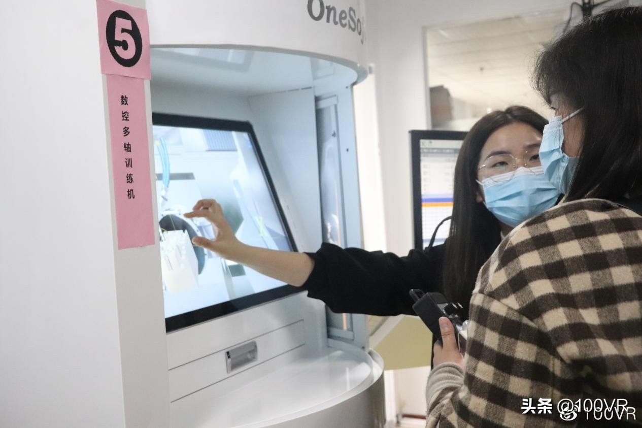 厦门市人社局走进凤凰创壹参观体验元宇宙最新技术