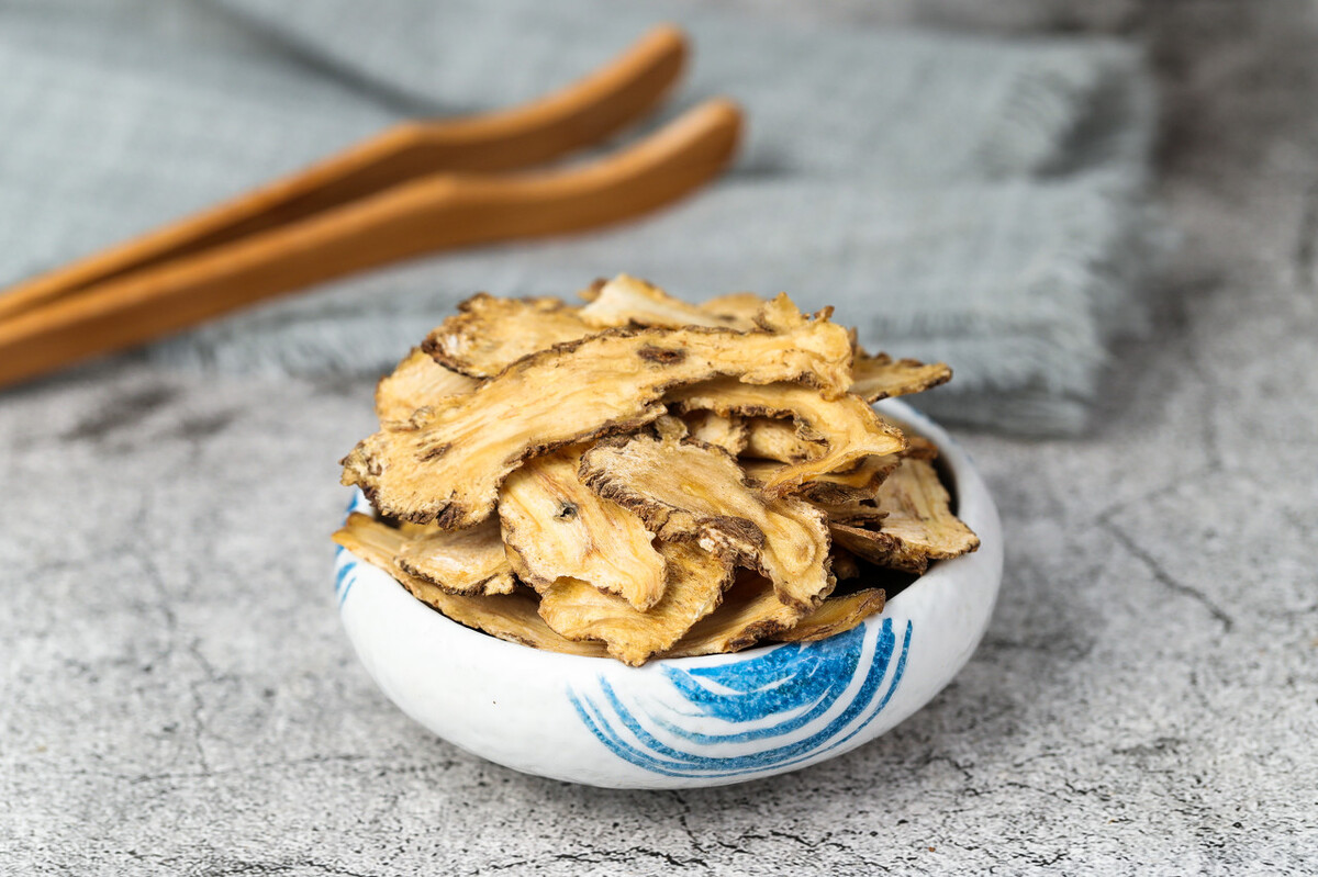 姨妈的血偏黑是怎么回事,月经暗红偏黑有血块中医辩证