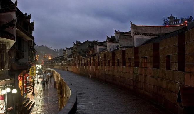 湘西神秘面纱揭秘！凤凰古城VS芙蓉镇，谁才是湖南之最？