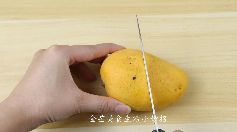 芒果的正确切法不粘手不流汁,不用刀切芒果正确方法