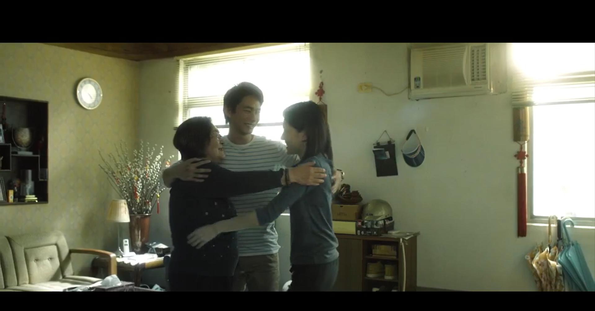 生吃蟑螂！四项金马奖的恐怖神作！一个小女孩就能让人家破人亡