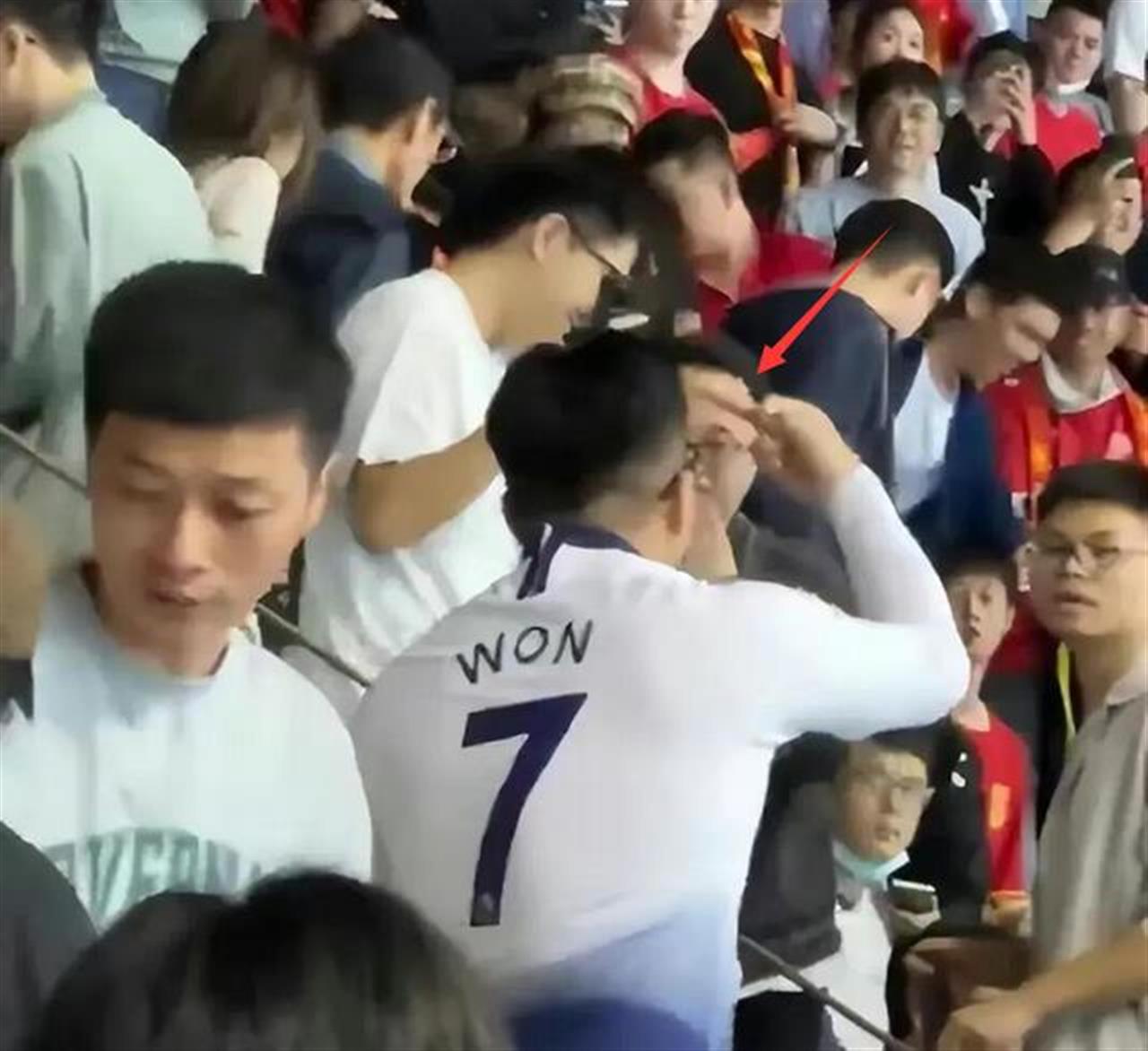 小伙看台挑衅球迷遭围殴后续在哪,小伙看台挑衅球迷遭围殴原视频