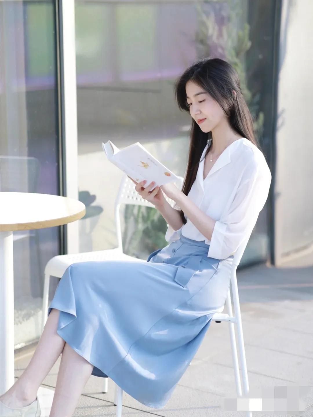 衬衫半裙如何搭配优雅时髦,穿白衬衣配半裙优雅大气又温柔