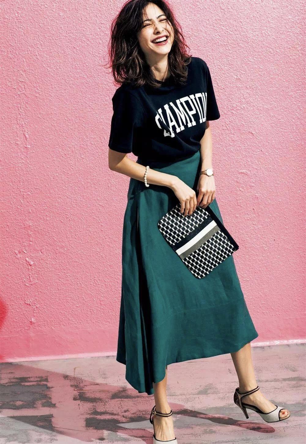 夏天穿的运动鞋凉快又好看又舒服,夏天脱下运动鞋换凉鞋